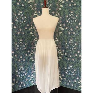 Vintage half slip underskirt with lace trim by Vanity Fair, size M